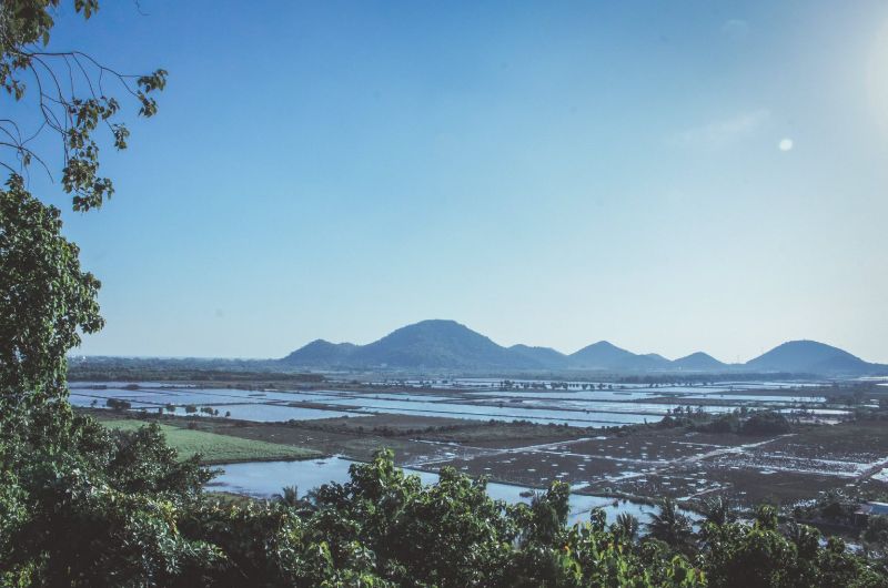 vue de loing de la montagne avec la grotte Thach Dong