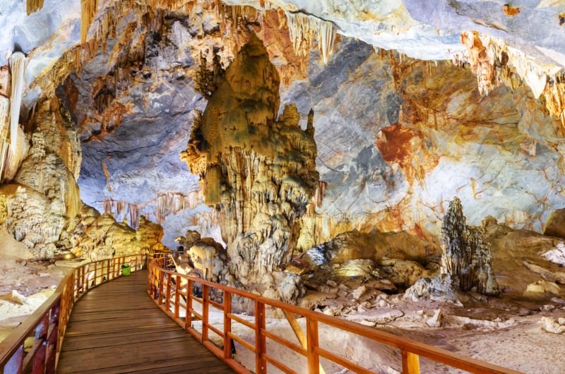passerelle à l'intérieur de la grotte Thien Duong
