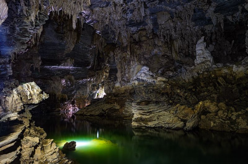 rivière souteraine dans la grotte de Tu Lan