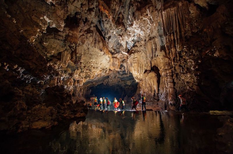 trekking dans la grotte de Tu Lan