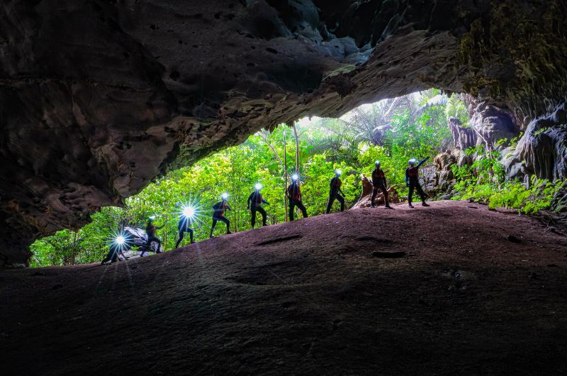 l'entrée de la grotte de Tu Lan