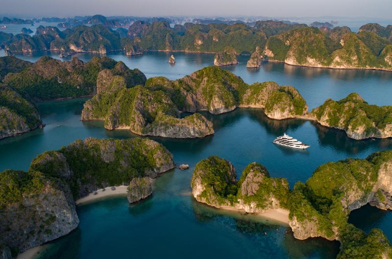 plus belles îles du Vietnam, île du Vietnam, voyage vietnam, circuit vietnam, séjour vietnam, séjour balnéaire vietnam, île de Cat Ba, baie de Lan Ha, rochers calcaire à île de Cat Ba, vue panoramique de la mer de Cat Ba