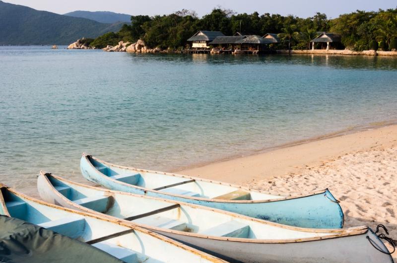 plus belles îles du Vietnam, île du Vietnam, voyage vietnam, circuit vietnam, séjour vietnam, séjour balnéaire vietnam, île de Hon Ong, île de la baleine, plage de l'île de la baleine, bateaux sur la plage de l'île de la baleine