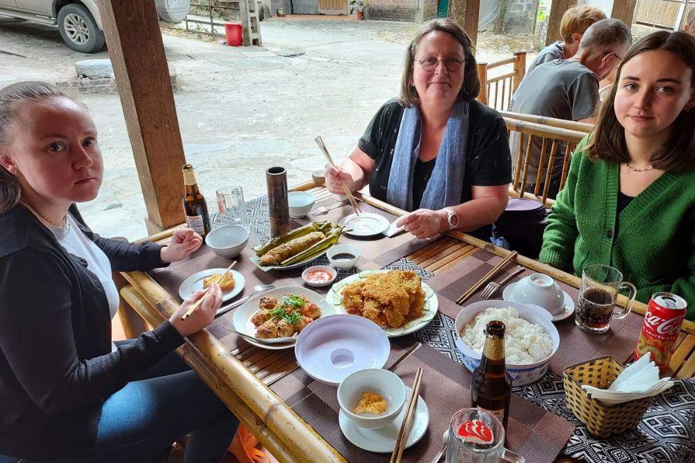 voyageurs prenant un repas au Vietnam, prix voyage vietnam, nourriture au vietnam