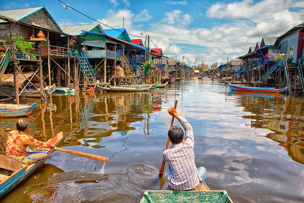 excursion en bateau sur le lac de Tonle Sap pour visiter les villages flottants au Cambodge
