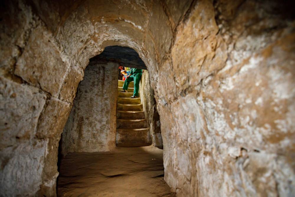 intérieur étroit des tunnel de Cu Chi