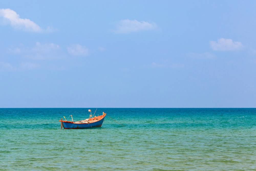 un bateau flottant sur la mer bleu à Phu Quoc