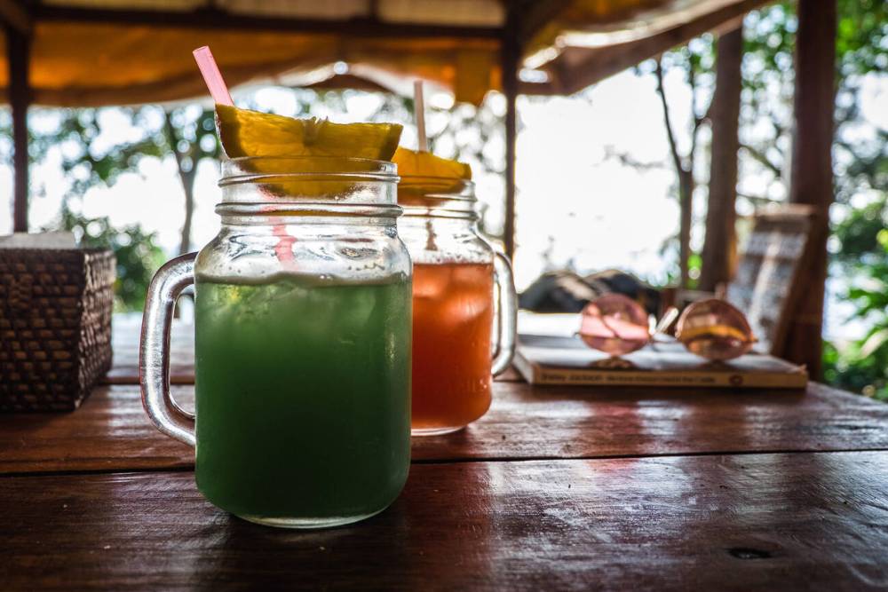 Cocktails dans un restaurant de plage à Koh Rong Samloem