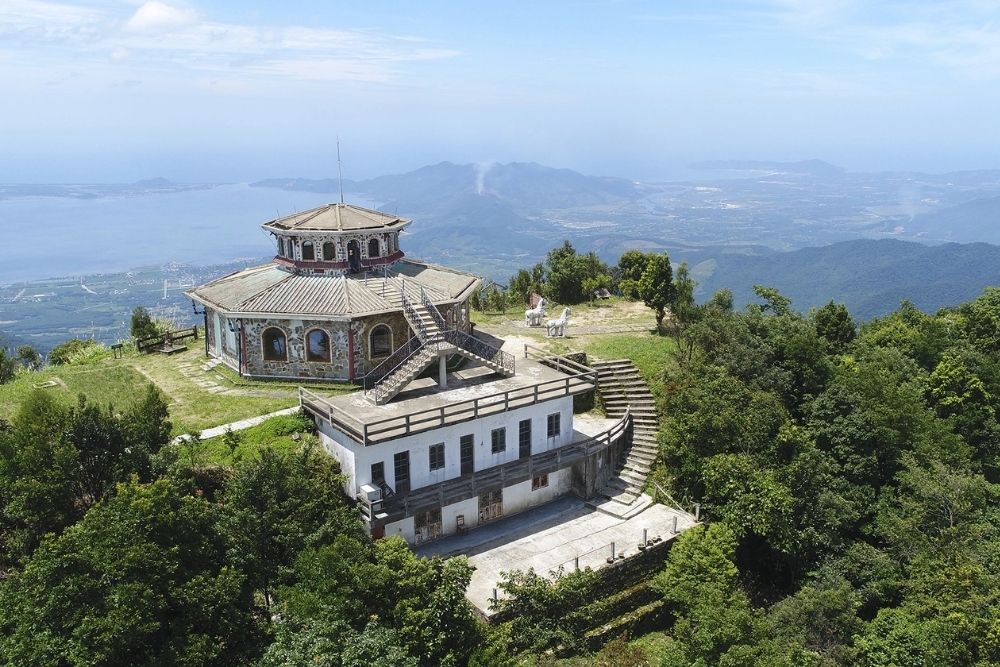 Le sommet de Bach Ma (Vọng Hải Đài) : Culminant à 1 450 mètres d'altitude
