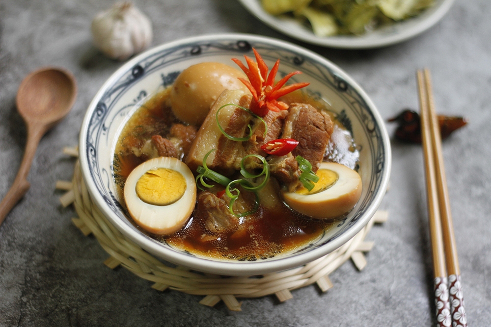 Préparation de thit kho hot vit