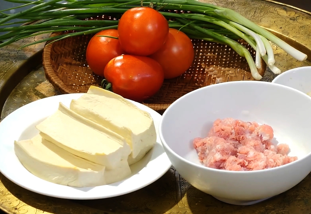 Ingrédient de tofu farci sauté aux tomates