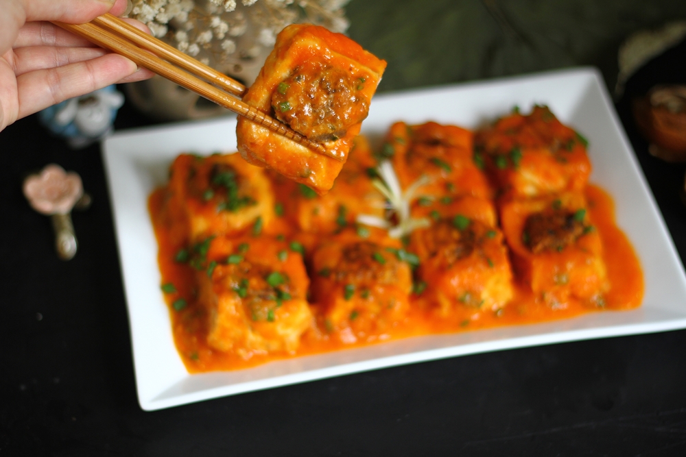 Tofu farci sauté aux tomates plat vietnamien