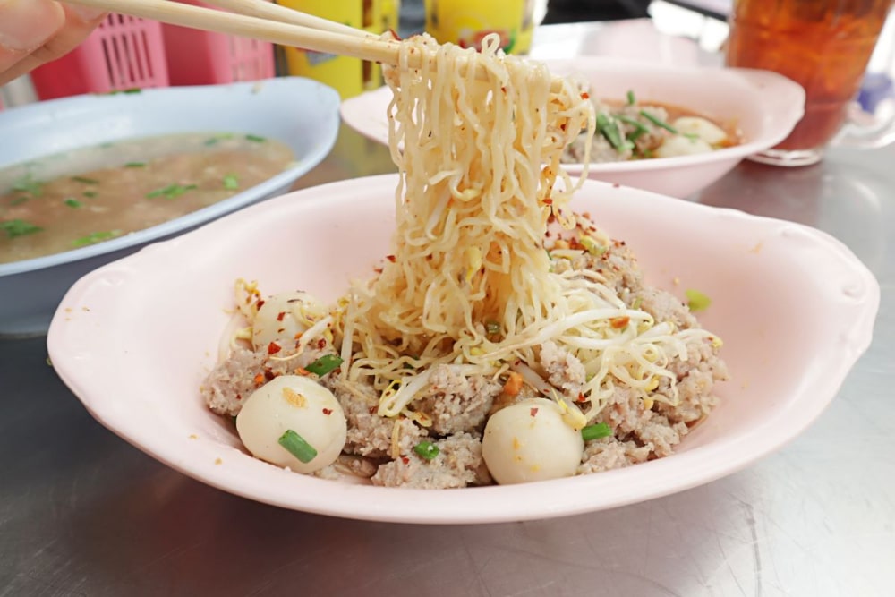 Nouilles thaïlandaise au porc épicées tom yum