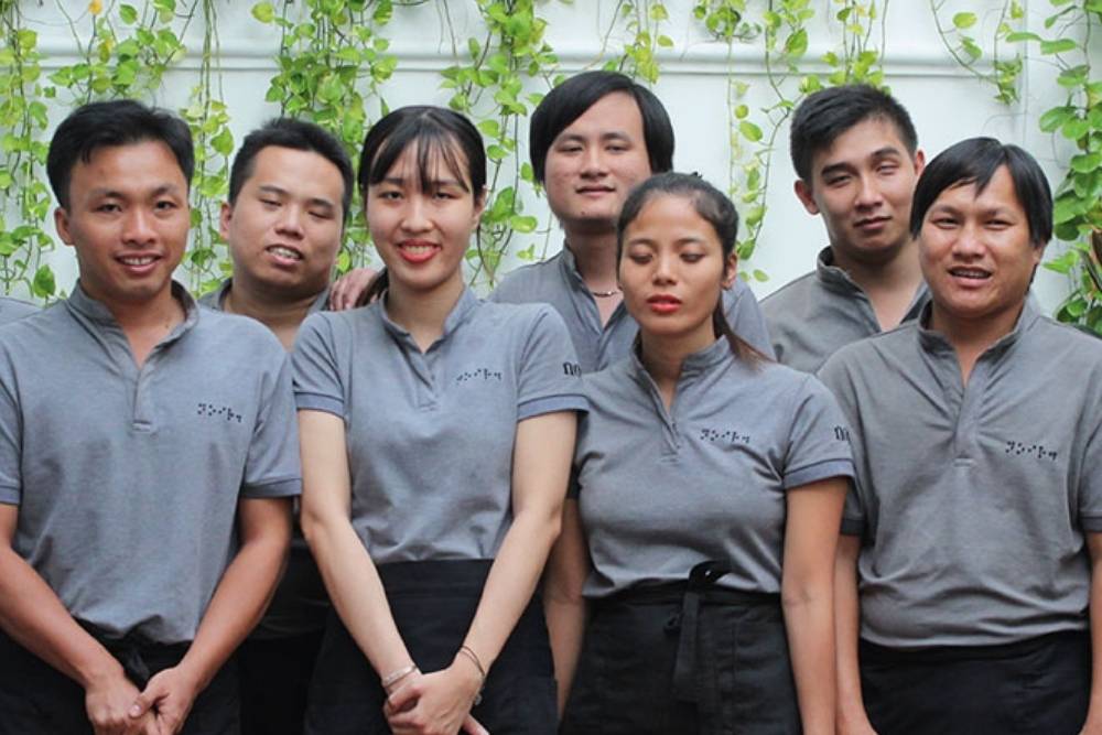 Le personnel du restaurant Noir Saigon comprend des personnes malvoyantes