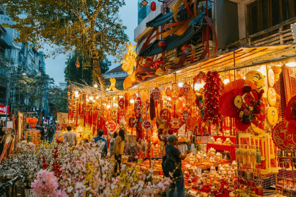 des décorations scintillantes du Têt vendues dans la rue au Vietnam