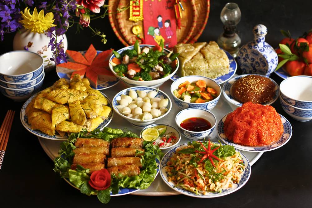 un repas vietnamien lors du Têt avec du poulet bouilli, du riz gluant et d'autres plats typiques