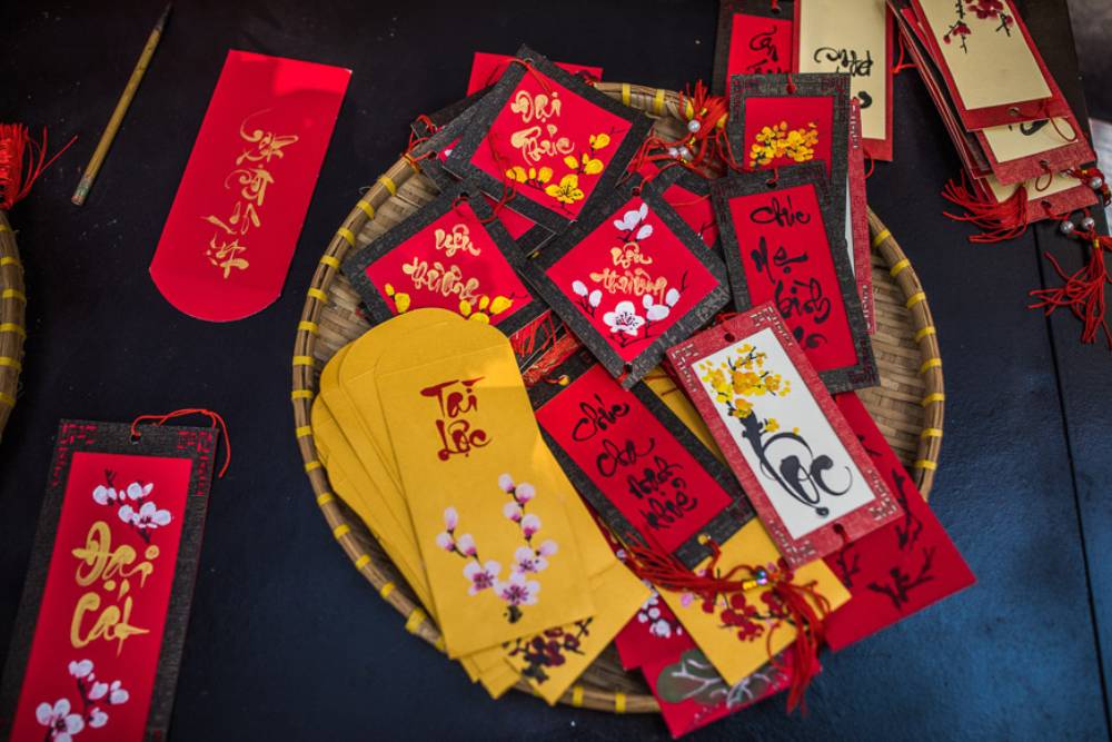les enveloppes rouges que l'on donne aux enfants lors du Têt Nguyên Dan