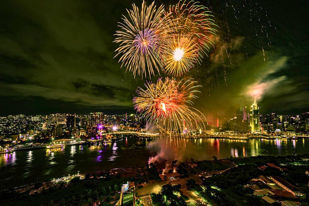 feux d'artifice sur la rivière Saigon à Ho Chi Minh Ville au Réveillon du Nouvel An vietnamien
