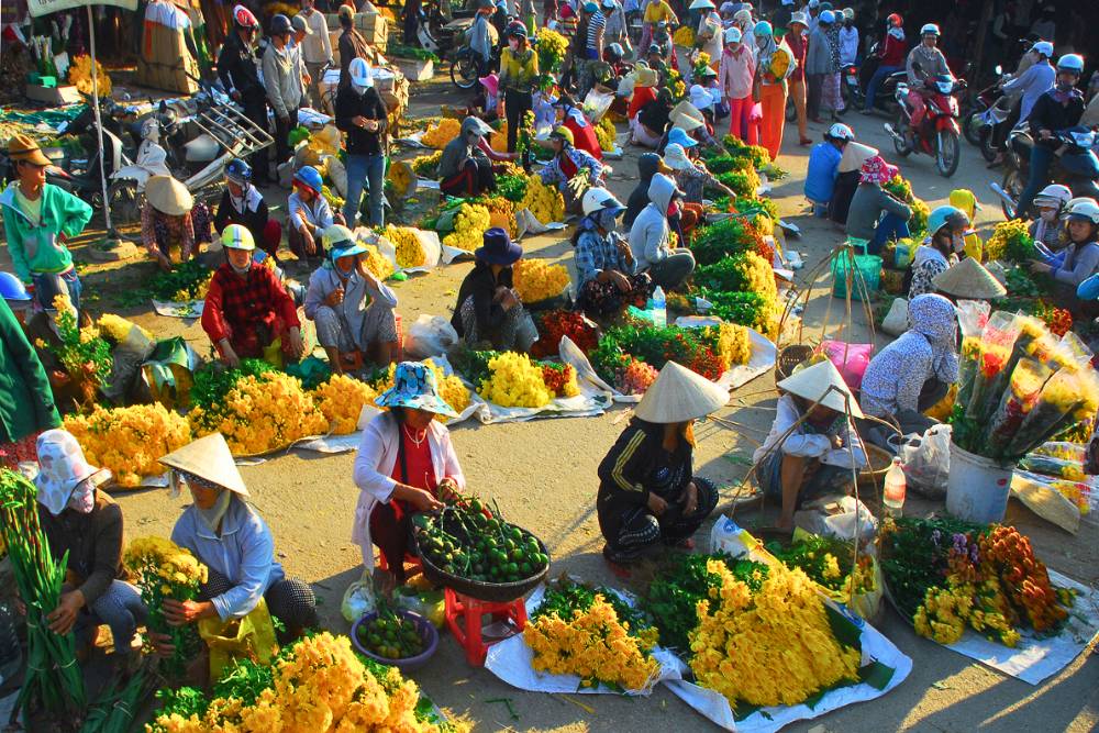 un marché local coloré au Vietnam à l'approche du Têt
