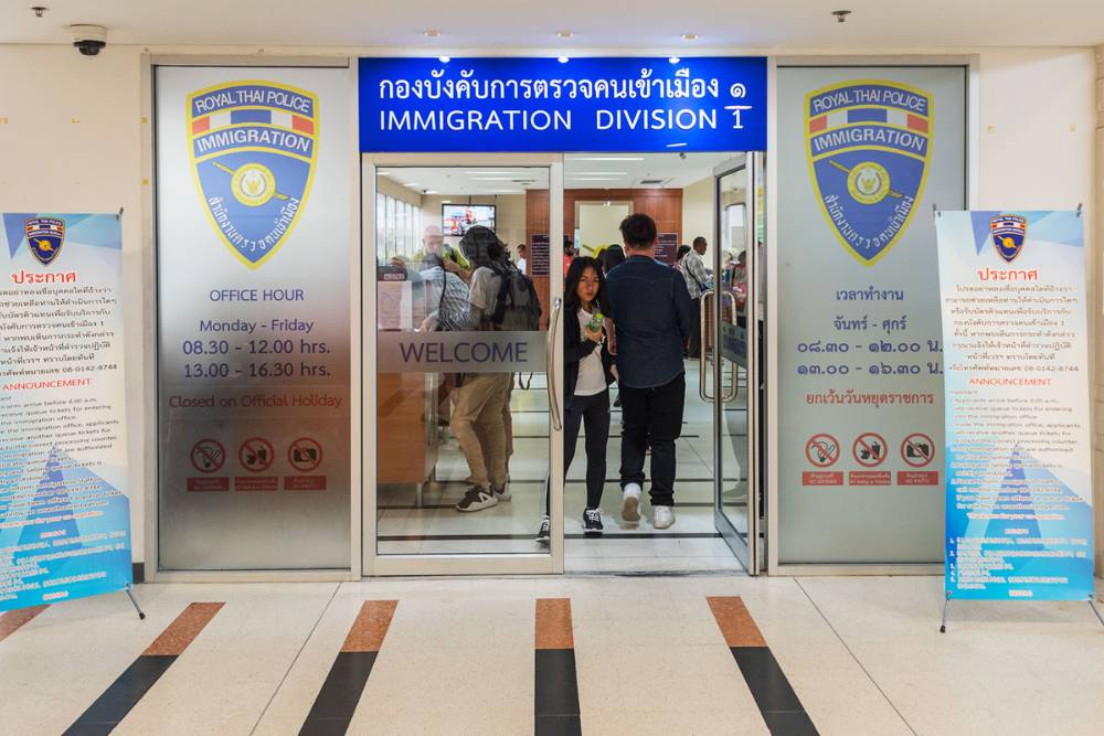 porte du bureau de l'immigration en Thaïlande, division 1, avec des gens en queue