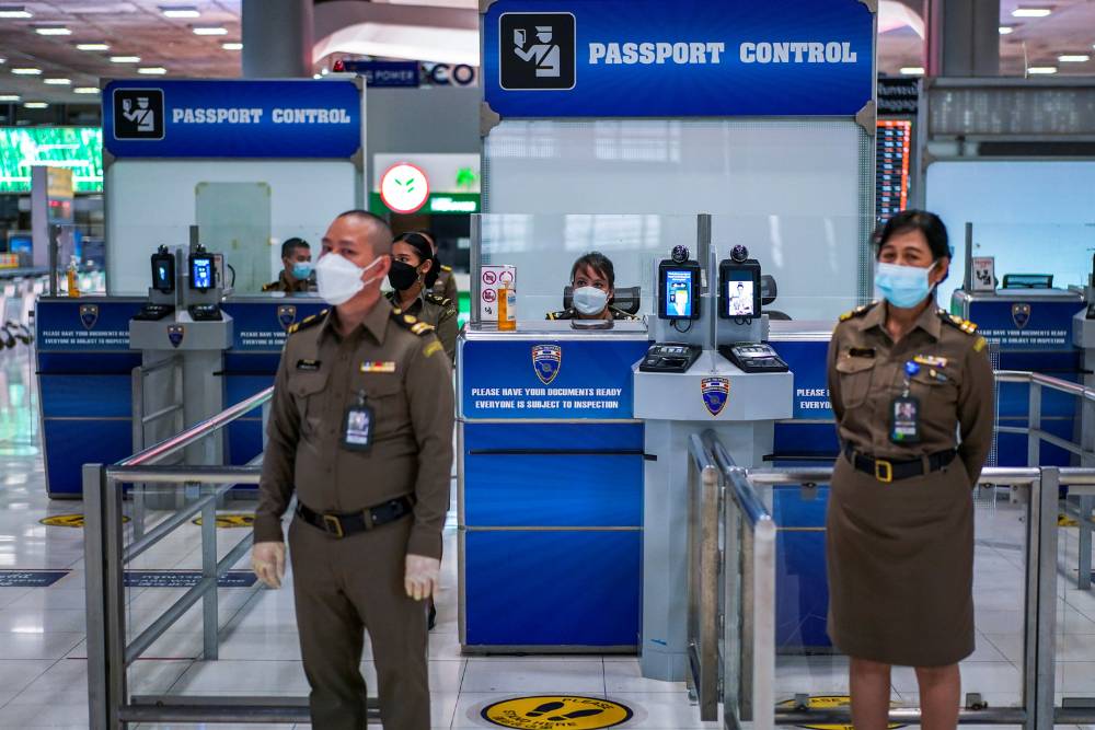 Agents de l'immigration à l'aéroport international Suvarnabhumi de Bangkok, Thaïlande