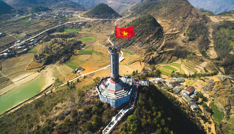 vue de haut de la tour de drapeau de Lung Cu à Ha Giang Vietnam