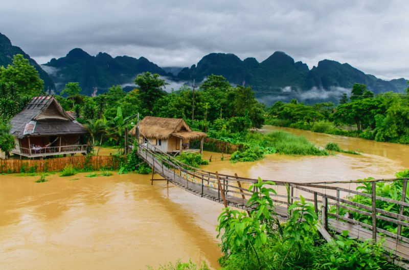 vang vieng, laos, voyage, asiatica travel, paysage, riviere, pont