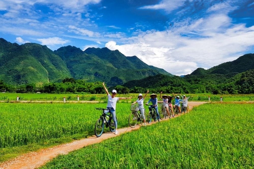 touristes à vélo à Mai Chau
