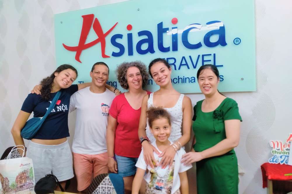 Voyageurs rencontrent leur conseillère au bureau d'Asiatica Travel