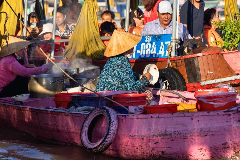 marché flottant à Can Tho dans le Delta du Mékong au Vietnam en août