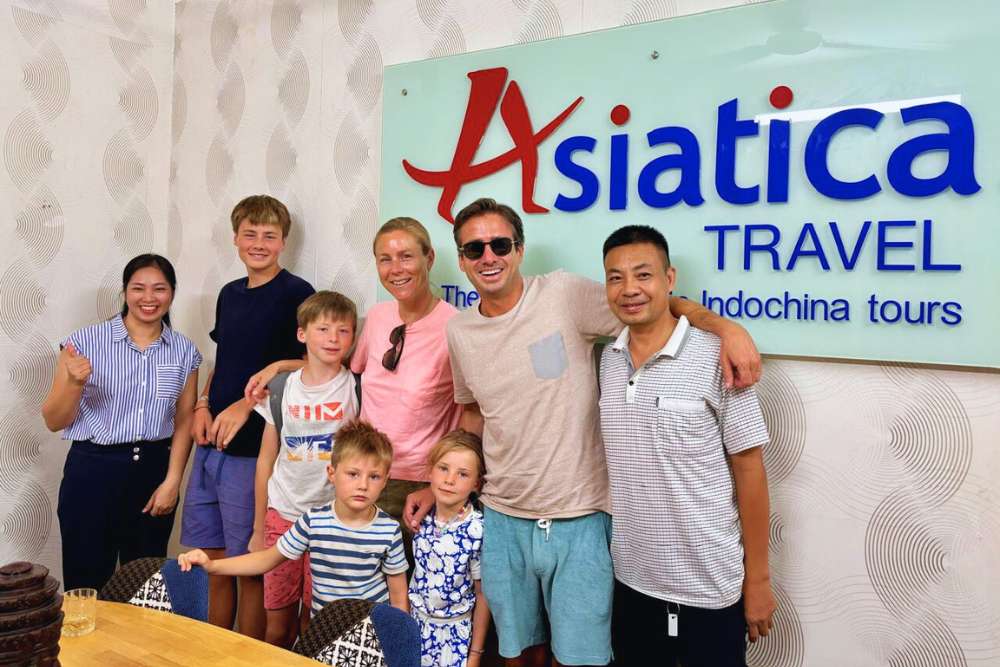voyageurs au bureau d'Asiatica Travel à Hanoi, Vietnam en août