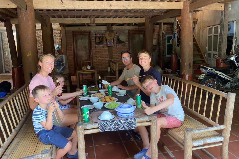 famille voyageurs dans une maison sur pilotis au Nord du Vietnam