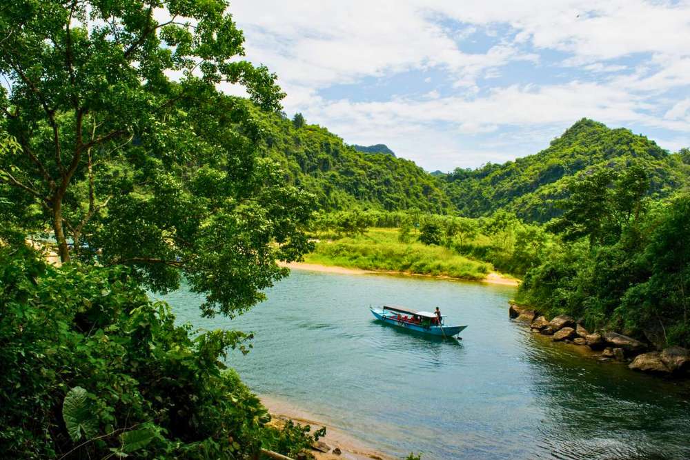 excursion en bateau sur une rivière dans le parc national de Phong Nha, Ke Bang au Vietnam en août