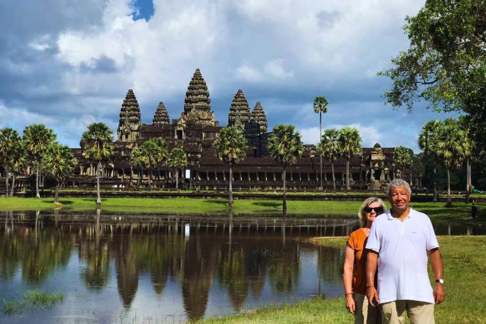 couple devant le temple d'Angkor Wat à Siem Reap au Cambodge en octobre