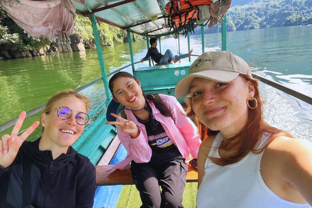 voyageuses en croisière sur la rivière Nho Quê au Vietnam en octobre