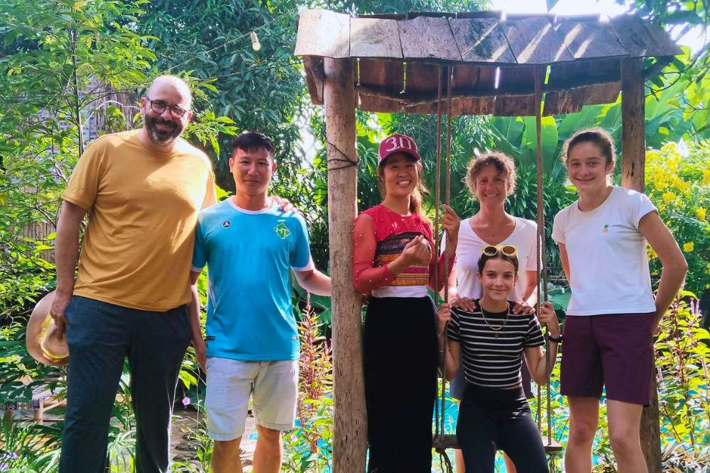 voyageurs avec une femme de l'ethnie Thaï à Mai Châu, Vietnam en octobre