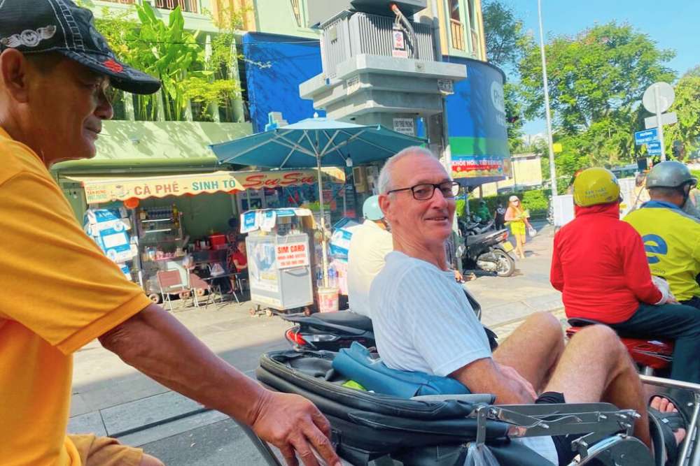 voyageur au cyclo pousse à Saigon