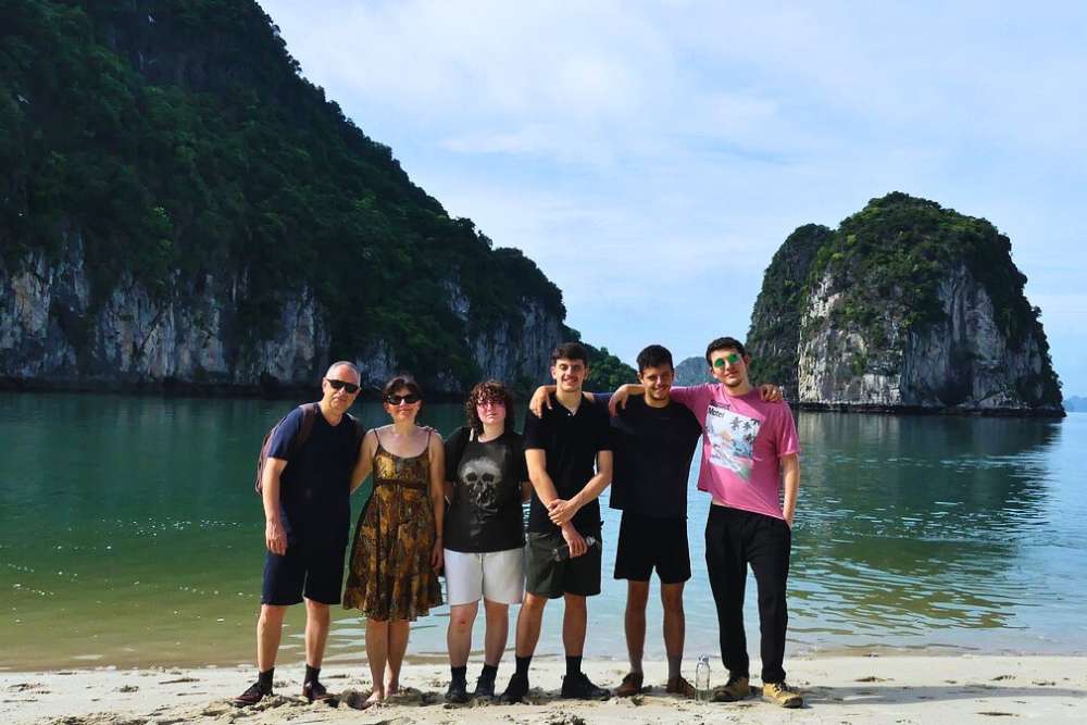 famille devant les îlots karstiques à la baie d'Halong au Vietnam