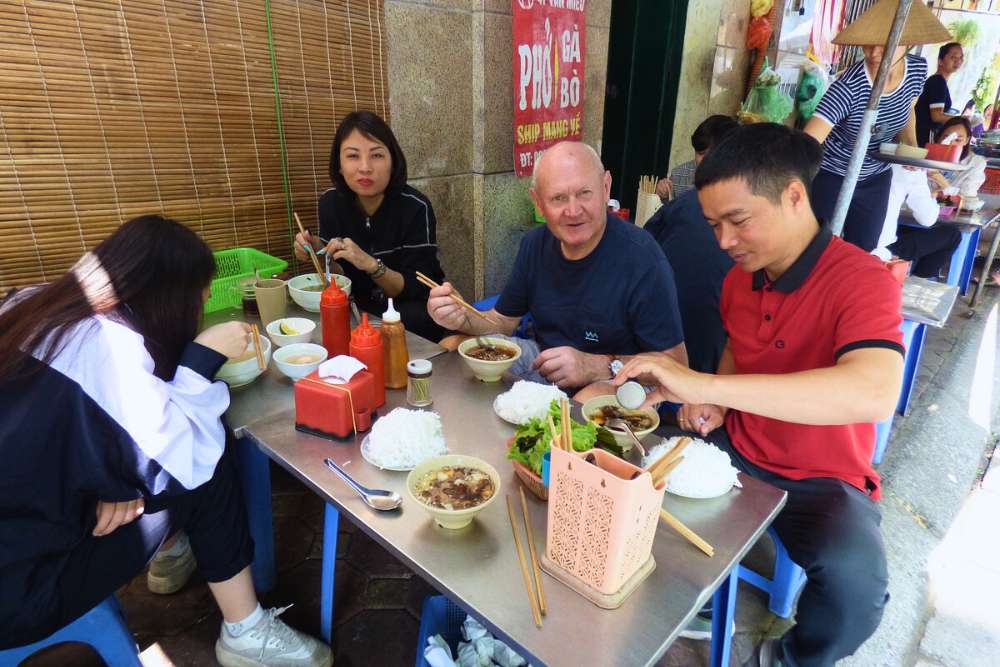 goûter à la cuisine vietnamienne dans un restaurant de rue