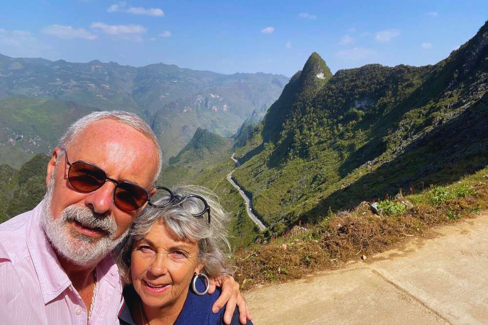 couple devant un magnifique paysage montagneux au Nord du Vietnam