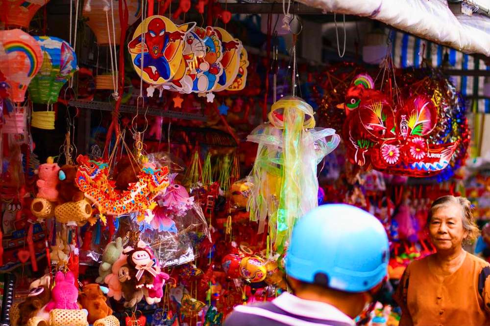 boutiques vendent des décorations colorées pour la fête de mi-automne au Vietnam