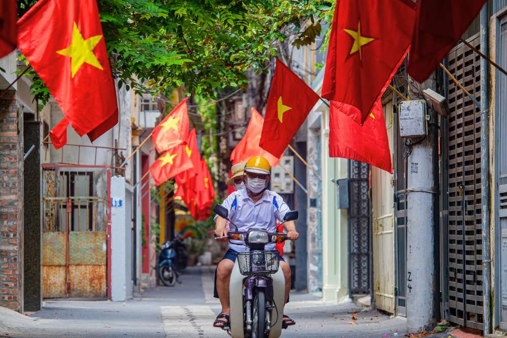 des drapeaux se hissent partout au Vietnam lors de la fête nationale