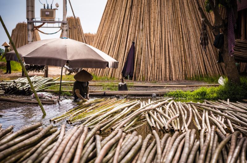 Villages artisanaux au Vietnam à visiter, village du meuble en bambou boucané de Xuan Lai