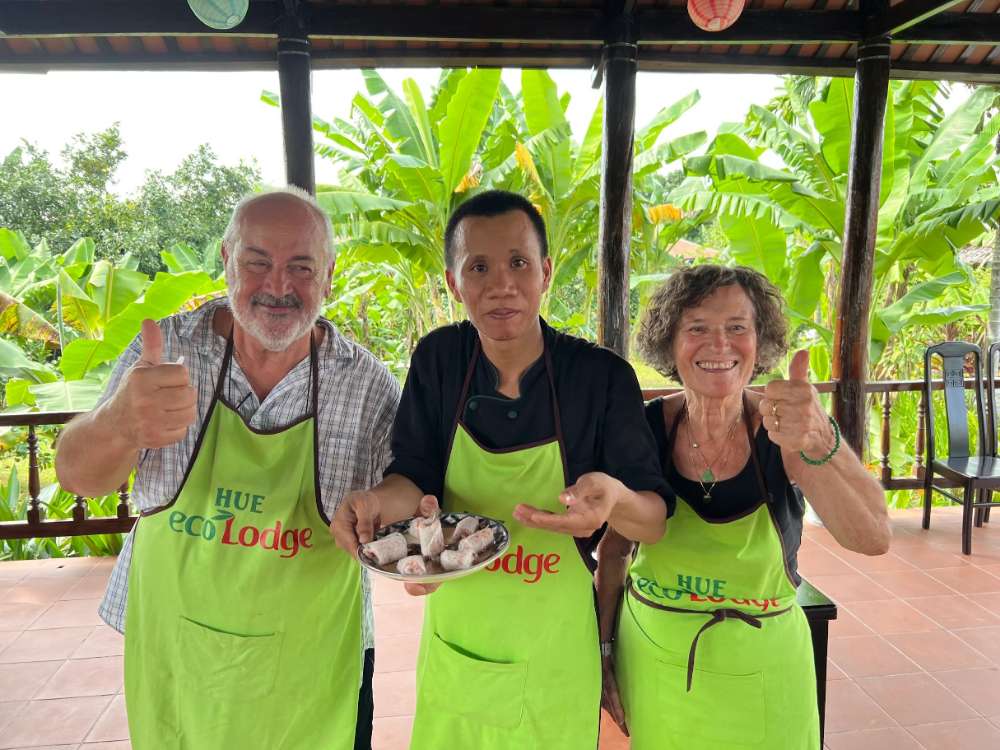 Les clients d'Asiatica Travel participent à un cours de cuisine à l'écolodge de Hué.