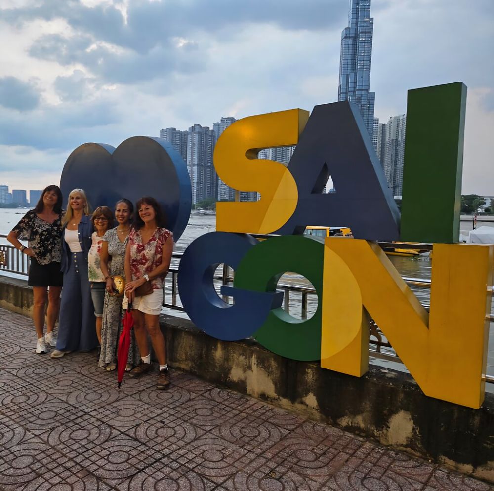 Des touristes d'Asiatica Travel prennent des photos à Saigon.