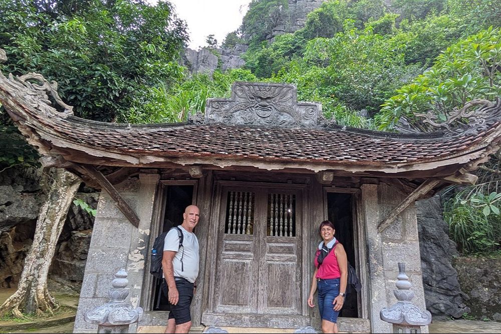 Deux touristes d'Asiatica Travel visitent la pagode Bich Dong, à Ninh Binh.