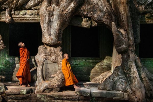 voyage cambodge 1 semaine, moines dans la ruine d’un temple d’angkor