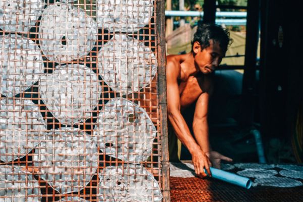 voyage cambodge, visite cambodge 2 semaines, fabrication artisanale de galette de riz