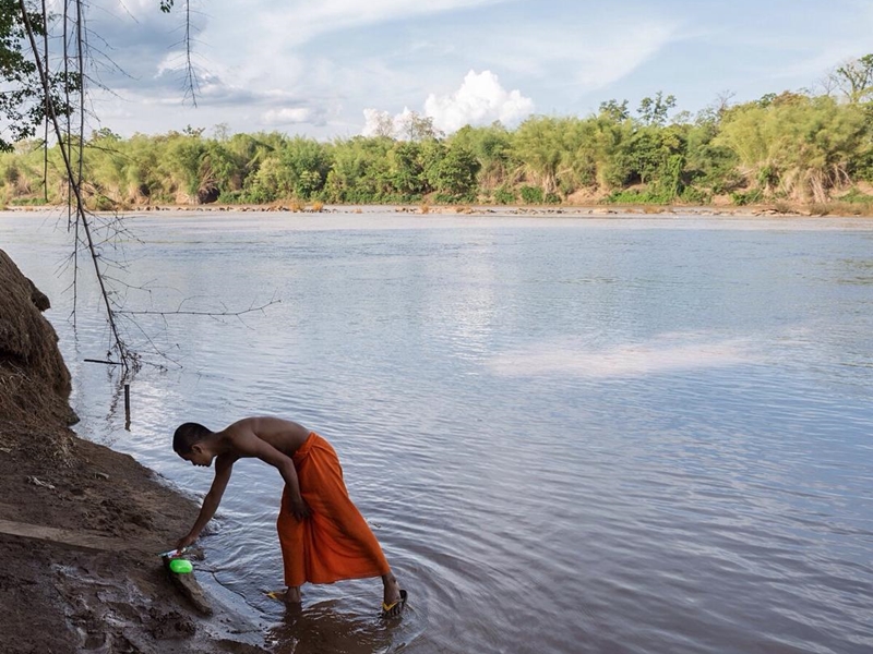 visite cambodge, voyage tout compris au cambodge, moine au bord de la rivière