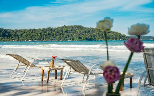 vacances cambodge, cambodge et ses plages, sable blanc et mer bleue avec deux chaises
